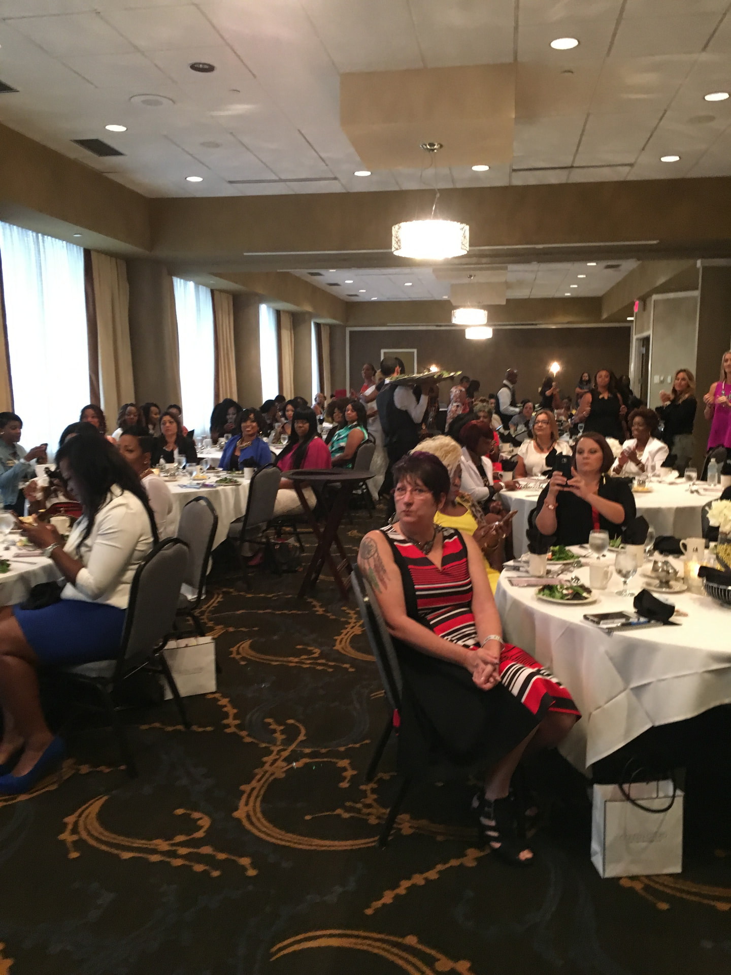 Audiencia asistente al evento de empoderamiento y negocios para mujeres CEO Chick.